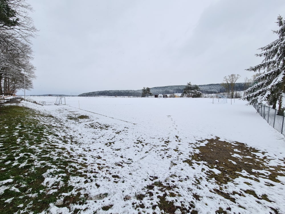 Sportplatz voll Schnee