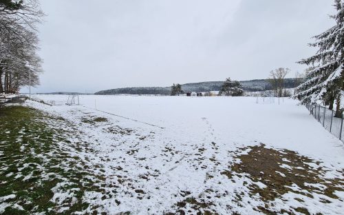 Sportplatz voll Schnee